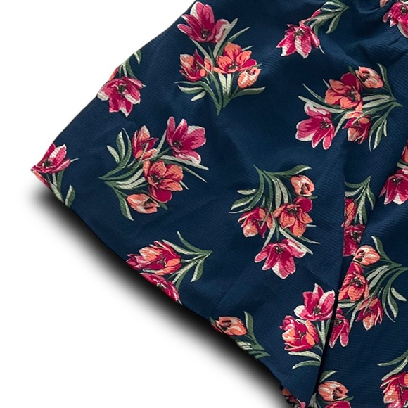 NWT - LuLaRoe Yvett Smocked Waist Shorts - Picture 4 of 5